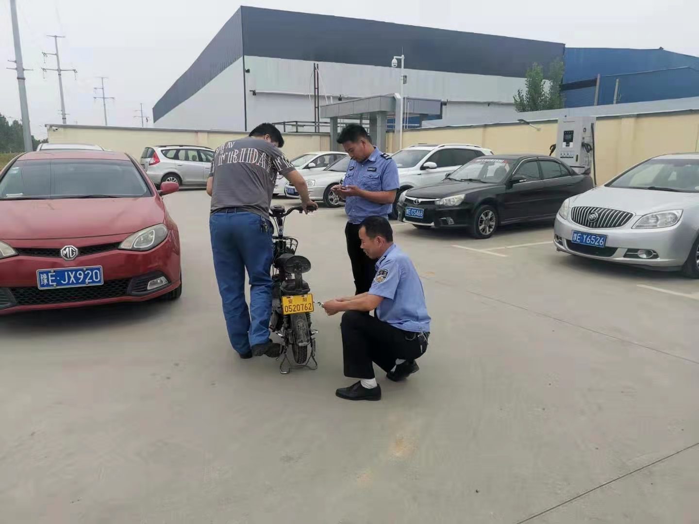 我為群眾辦實(shí)事︱太貼心了！公司門口就可以辦理電動(dòng)車上牌