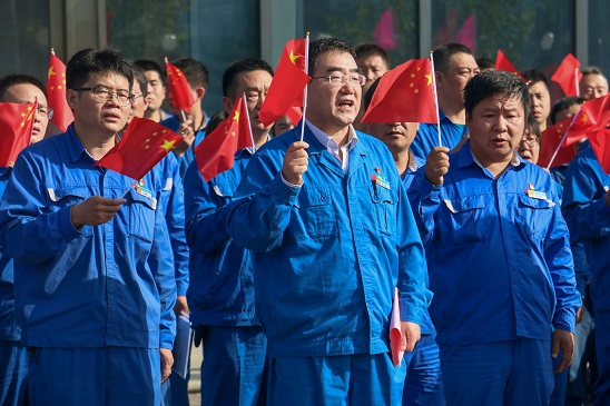五星紅旗，我愿做你光華中淡淡的一筆——安彩高科舉行 國慶升旗儀式