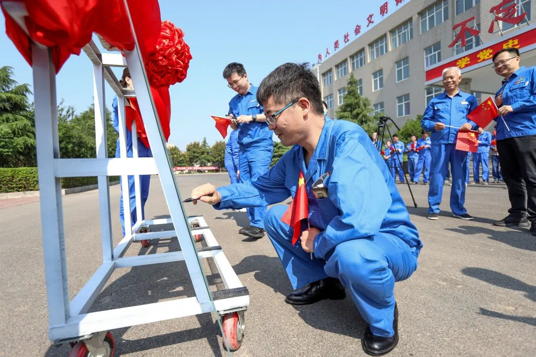 砥礪奮進(jìn) 生生不“熄”——焦作安彩舉行升國(guó)旗儀式