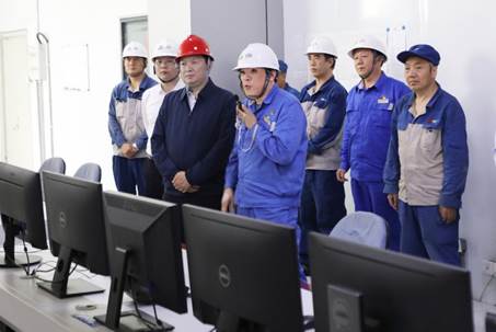 打造向上向前第一象限生力軍 錘煉甘于做人做事作難、受苦受累受屈的企業(yè)家隊(duì)伍——河南投資集團(tuán)黨委書(shū)記、董事長(zhǎng)劉新勇蒞臨安彩高科開(kāi)展主題教育調(diào)研